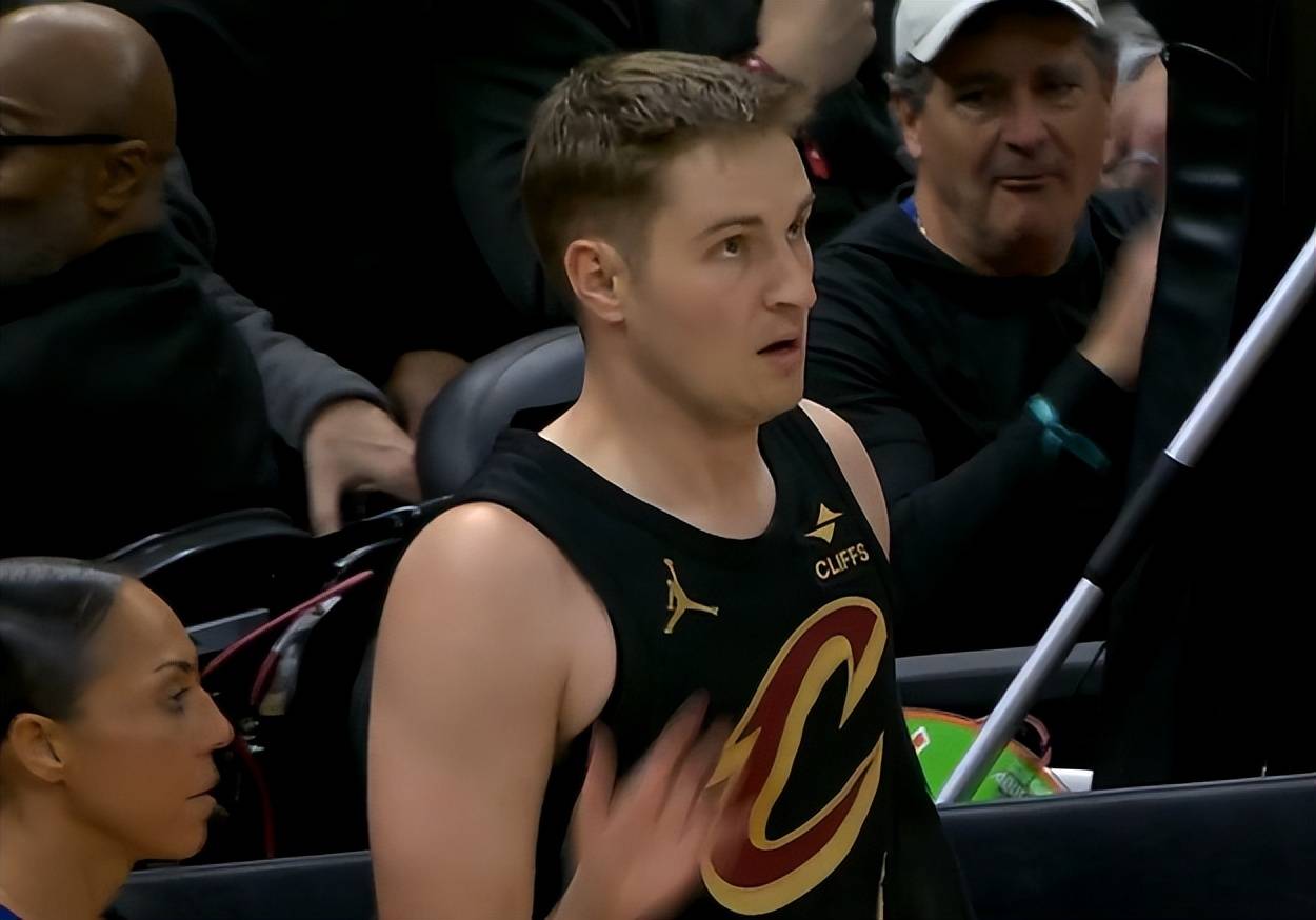 重磅！克里夫兰骑士迎NBA常规赛关键赛纽约尼克斯围绕荷甲防线松动，英超今夜攻防权衡的简单介绍